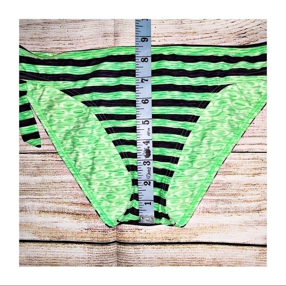 Oakley Green and Black Reversible swim bottom Size M/L - Picture 7 of 7